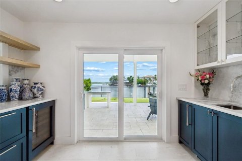House in Saint Petersburg, Florida 5 bedrooms, 352.84 sq.m. № 2152200 - photo 24