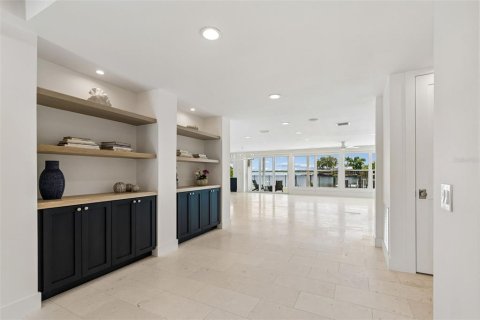 House in Saint Petersburg, Florida 5 bedrooms, 352.84 sq.m. № 2152200 - photo 10
