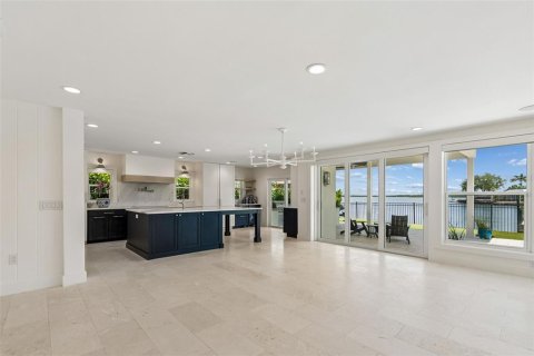 House in Saint Petersburg, Florida 5 bedrooms, 352.84 sq.m. № 2152200 - photo 14