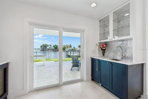 House in Saint Petersburg, Florida 5 bedrooms, 352.84 sq.m. № 2152200 - photo 26