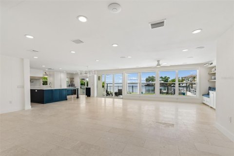 House in Saint Petersburg, Florida 5 bedrooms, 352.84 sq.m. № 2152200 - photo 13