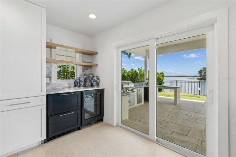 House in Saint Petersburg, Florida 5 bedrooms, 352.84 sq.m. № 2152200 - photo 25