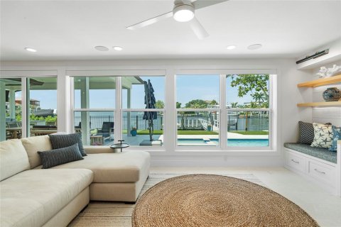 House in Saint Petersburg, Florida 5 bedrooms, 352.84 sq.m. № 2152200 - photo 19