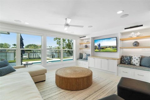 House in Saint Petersburg, Florida 5 bedrooms, 352.84 sq.m. № 2152200 - photo 17