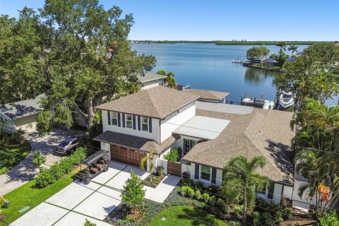 House in Saint Petersburg, Florida 5 bedrooms, 352.84 sq.m. № 2152200 - photo 2
