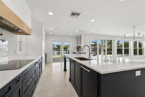 House in Saint Petersburg, Florida 5 bedrooms, 352.84 sq.m. № 2152200 - photo 21