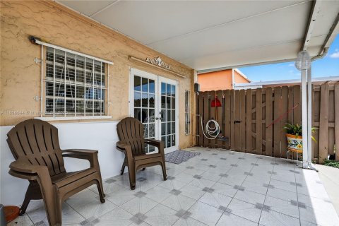 Condo in Hialeah, Florida, 3 bedrooms  № 2022791 - photo 17