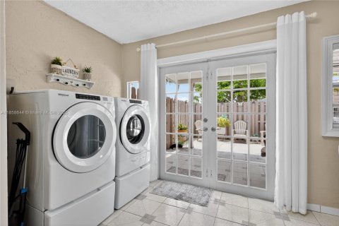 Condo in Hialeah, Florida, 3 bedrooms  № 2022791 - photo 8