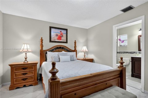 Condo in Hialeah, Florida, 3 bedrooms  № 2022791 - photo 13