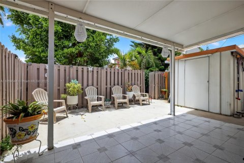 Condo in Hialeah, Florida, 3 bedrooms  № 2022791 - photo 18