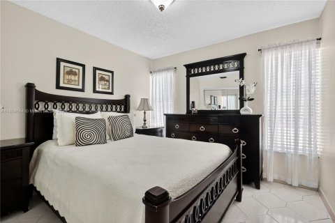 Condo in Hialeah, Florida, 3 bedrooms  № 2022791 - photo 10