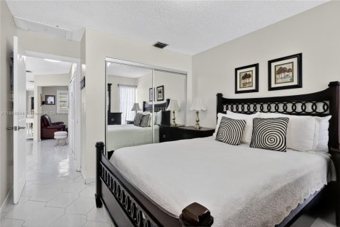 Condo in Hialeah, Florida, 3 bedrooms  № 2022791 - photo 11