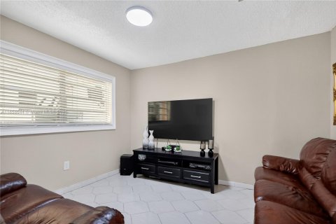 Condo in Hialeah, Florida, 3 bedrooms  № 2022791 - photo 15