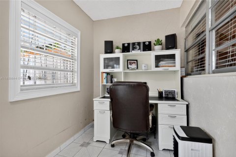 Condo in Hialeah, Florida, 3 bedrooms  № 2022791 - photo 16