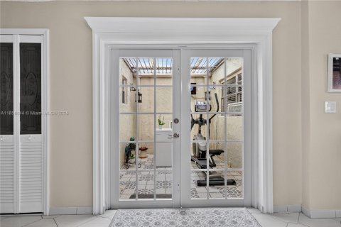 Condo in Hialeah, Florida, 3 bedrooms  № 2022791 - photo 9