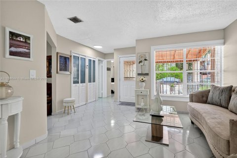 Condo in Hialeah, Florida, 3 bedrooms  № 2022791 - photo 3