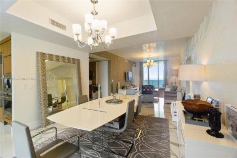 Condominio en venta en Sunny Isles Beach, Florida, 3 dormitorios, 237.64 m2 № 2012323 - foto 4