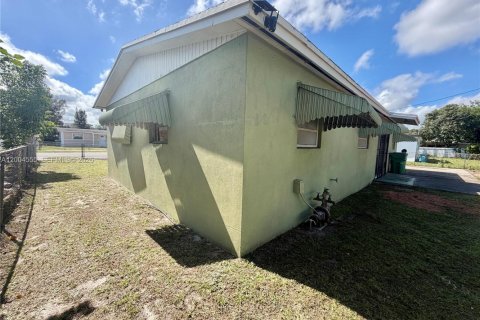 Villa ou maison à vendre à Miami Gardens, Floride: 4 chambres, 117.99 m2 № 2068618 - photo 5