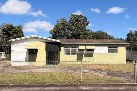 Villa ou maison à Miami Gardens, Floride 4 chambres, 117.99 m2 № 2068618