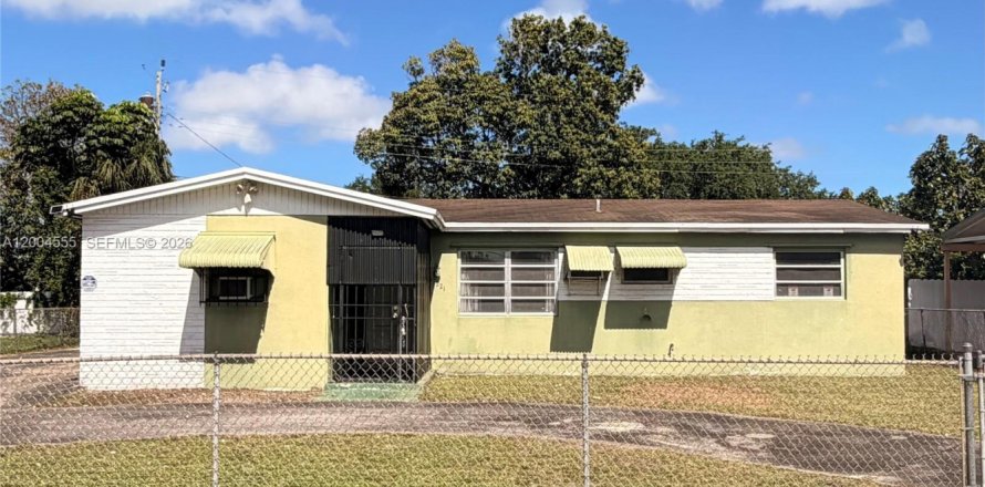 Villa ou maison à Miami Gardens, Floride 4 chambres, 117.99 m2 № 2068618