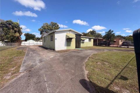 Villa ou maison à vendre à Miami Gardens, Floride: 4 chambres, 117.99 m2 № 2068618 - photo 2