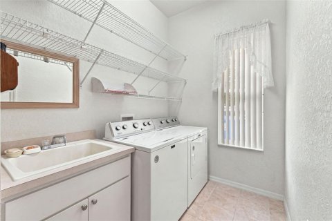 House in Weeki Wachee, Florida 3 bedrooms, 186.45 sq.m. № 2391028 - photo 23