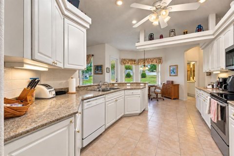 House in Weeki Wachee, Florida 3 bedrooms, 186.45 sq.m. № 2391028 - photo 11