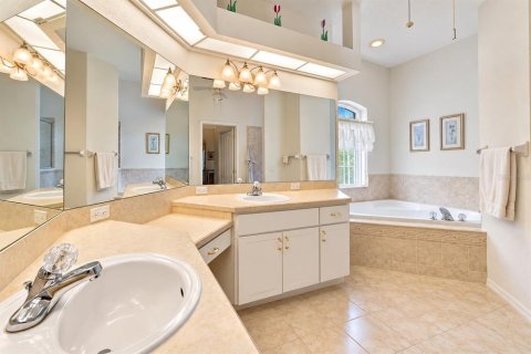 House in Weeki Wachee, Florida 3 bedrooms, 186.45 sq.m. № 2391028 - photo 17