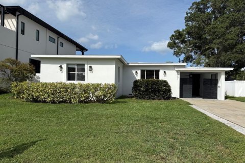 House in Saint Petersburg, Florida 3 bedrooms, 97.92 sq.m. № 2221151