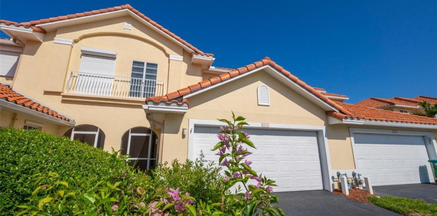 Townhouse in Cape Canaveral, Florida 4 bedrooms, 218.32 sq.m. № 2208250
