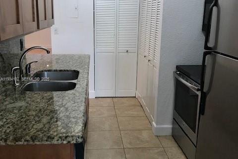 Condominio en venta en Hialeah, Florida, 2 dormitorios, 106.28 m2 № 1992308 - foto 1