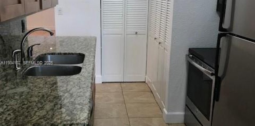 Condominio en Hialeah, Florida, 2 dormitorios  № 1992308