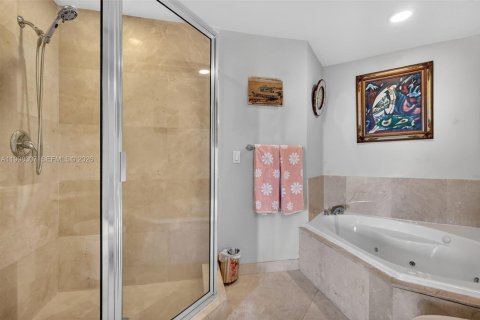 Condo in North Bay Village, Florida, 2 bedrooms № 2181453 - photo 27