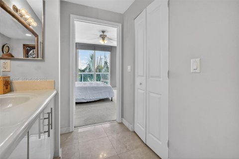Condo in North Bay Village, Florida, 2 bedrooms № 2181453 - photo 29