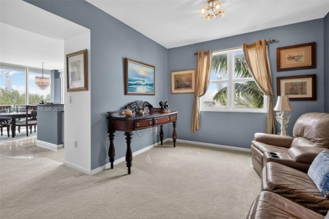 Condo in North Bay Village, Florida, 2 bedrooms № 2181453 - photo 4