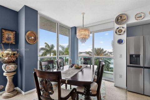 Condo in North Bay Village, Florida, 2 bedrooms № 2181453 - photo 17