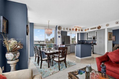 Condo in North Bay Village, Florida, 2 bedrooms № 2181453 - photo 16