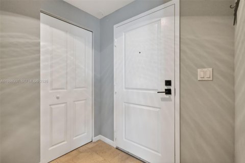 Condo in North Bay Village, Florida, 2 bedrooms № 2181453 - photo 2