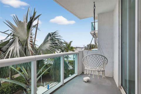 Condo in North Bay Village, Florida, 2 bedrooms № 2181453 - photo 24