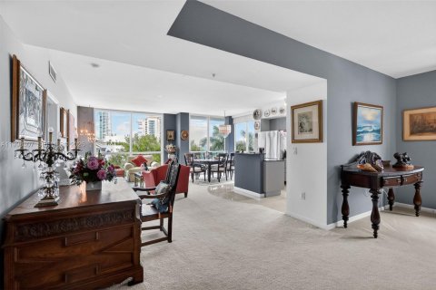 Condo in North Bay Village, Florida, 2 bedrooms № 2181453 - photo 3