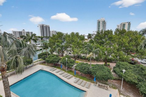 Condo in North Bay Village, Florida, 2 bedrooms № 2181453 - photo 21