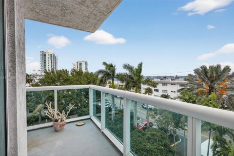 Condo in North Bay Village, Florida, 2 bedrooms № 2181453 - photo 19