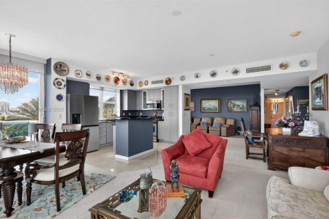 Condo in North Bay Village, Florida, 2 bedrooms № 2181453 - photo 15