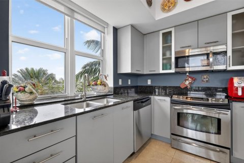Condo in North Bay Village, Florida, 2 bedrooms № 2181453 - photo 9
