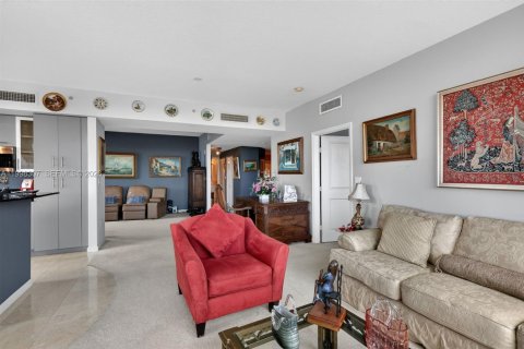 Condo in North Bay Village, Florida, 2 bedrooms № 2181453 - photo 14