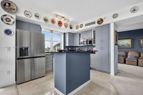 Condo in North Bay Village, Florida, 2 bedrooms № 2181453 - photo 8