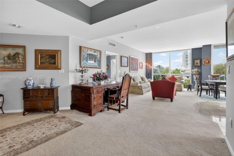 Condo in North Bay Village, Florida, 2 bedrooms № 2181453 - photo 6