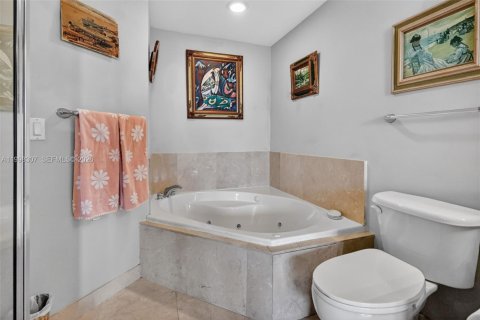 Condo in North Bay Village, Florida, 2 bedrooms № 2181453 - photo 28