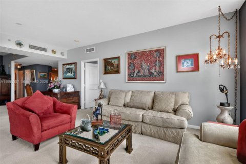 Condo in North Bay Village, Florida, 2 bedrooms № 2181453 - photo 13