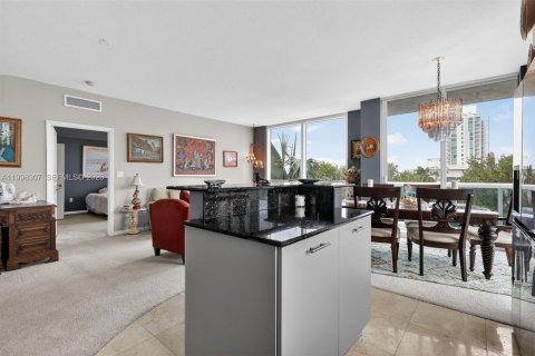 Condo in North Bay Village, Florida, 2 bedrooms № 2181453 - photo 11